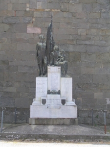 Monumento ai caduti della frazione di S. Cassiano a Vico 