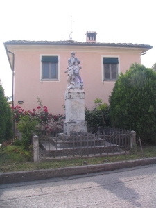 Monumento ai caduti della frazione di S. Macario in Piano