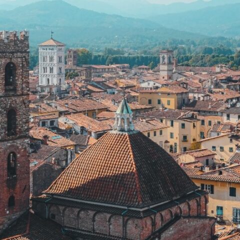 Lucca Mistery: itinerario a S. / Lucca Mystery:  along an “S” shape itinerary.