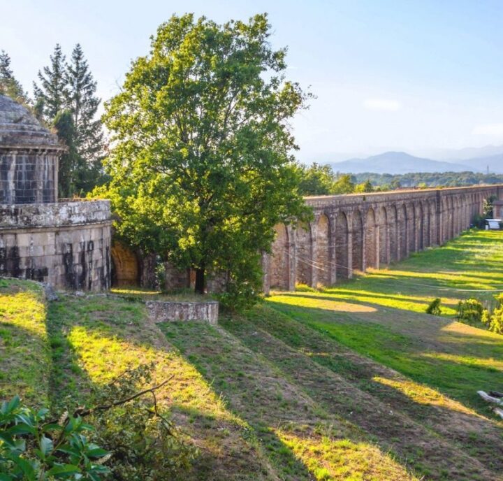 La via degli acquedotti / Hiking along the Via degli acquedotti
