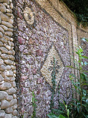 Decorazione policroma sul muro di cinta