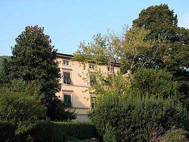 Facciata a valle, dalla parte bassa del giardino.