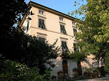 Facciata a valle, dal viale di accesso.