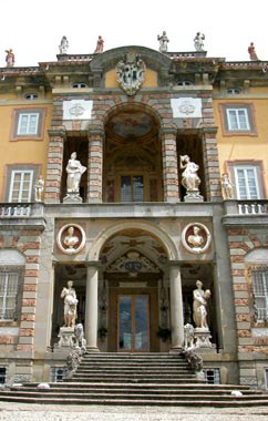 Particolare della facciata a valle