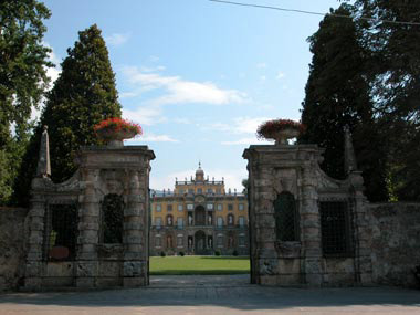 Cancello e facciata a valle