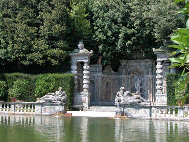 Peschiera con esedra.