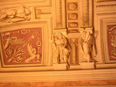 Interno: decorazioni sul soffitto.