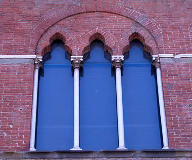 Trifora sulla facciata principale.