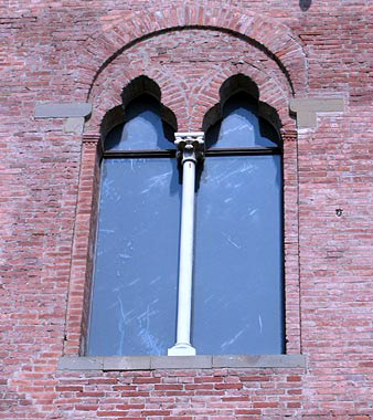 Bifora della facciata sul retro.