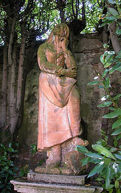 Statua in teracotta nel giardino, proveniente da Villa Massoni a Sant'Alessio
