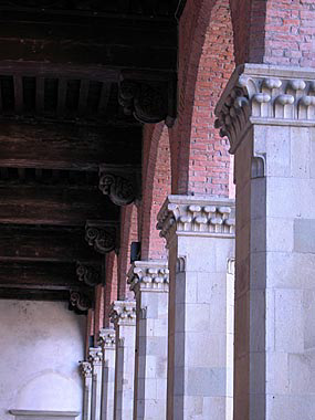 Colonne del portico sulla facciata principale.