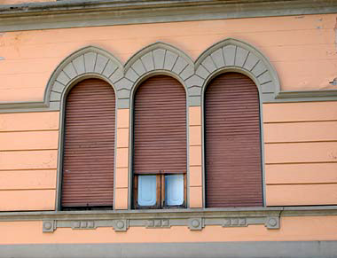 Particolare del fianco sinistro: finestre.