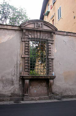 Finestra nel muro del giardino.