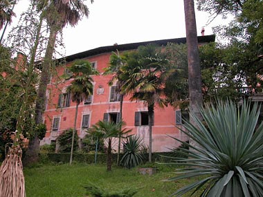 Facciata a valle della parte settecentesca.