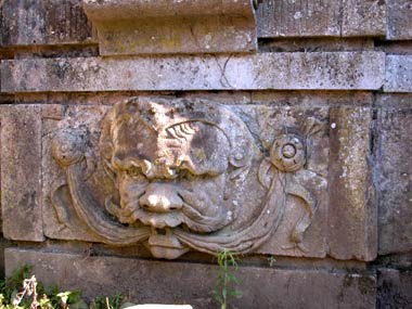 Cancello a valle, mascherone.