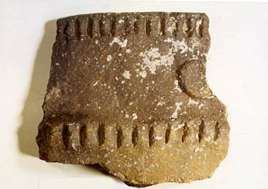 Frammento di vaso dell'Età del Rame con decorazione ad unghiate.