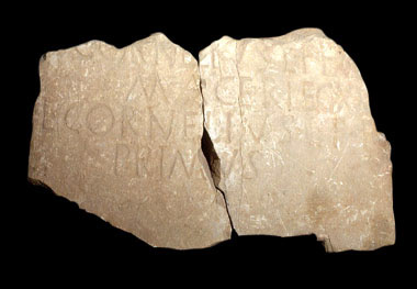 Pietrasanta, stele funeraria di L. Cornelius Macer e di L. Cornelius Primus