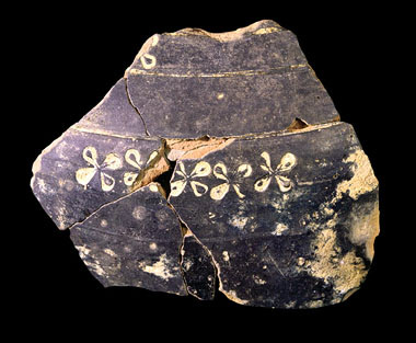 Camaiore, frammento dell'olla cineraria decorato con rosette impresse