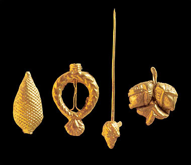 Capannori, spillone e pendenti di collana