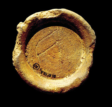 Lucca, fondo di coppa con iscrizione (V sec. a.C.),