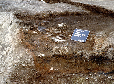 Vagli di Sotto, forno con il riempimento di terra mista a carbone