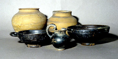 Stazzema, olle-cinerario e vasellame di corredo