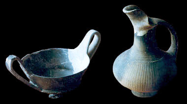 Seravezza, Kantharos e oinochoe in bucchero