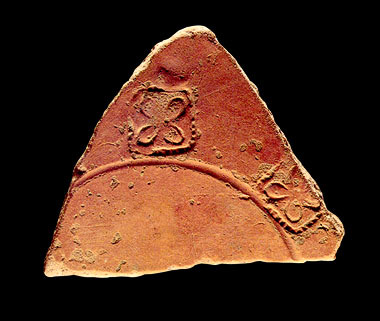 Pietrasanta, frammento di piatto in terra sigillata africana con decorazione a stampo