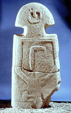 Santuario della Madonna del Soccorso, Minucciano, statua-stele