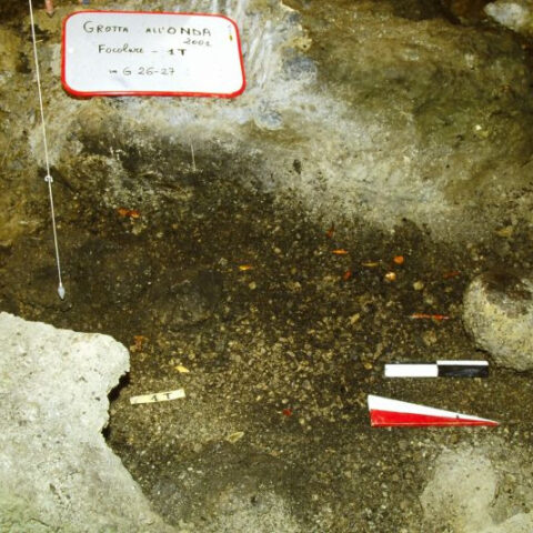 jpg-foto-2-grotta-allonda-focolare-interno