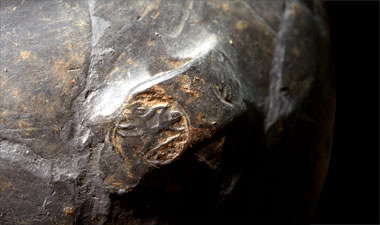 Lucca, olla in bucchero, particolare della decorazione