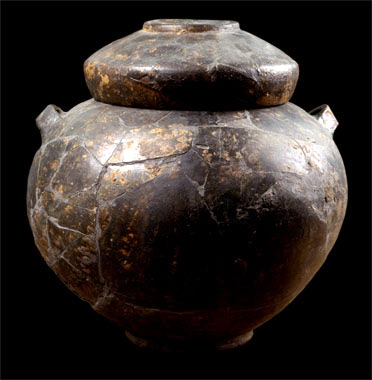 Lucca, olla cineraria e ciotola-coperchio della tomba 8