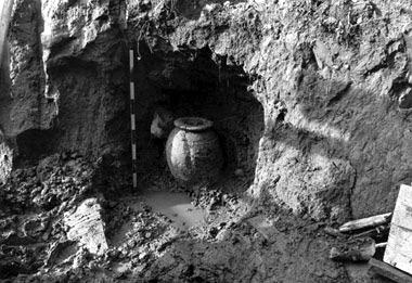 Lucca, dolio di protezione di una sepoltura