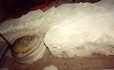 Lucca, base di colonna dell'impianto termale del II sec. d.C.