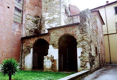 Lucca, i due vani presso il campanile della chiesa di S. Agostino