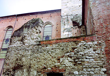 Lucca, particolare della muratura lungo la via S. Sebastiano