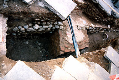 Lucca, strutture medievali in ciottoli, addossate ad un muro dell'anfiteatro romano (scavi 1993)