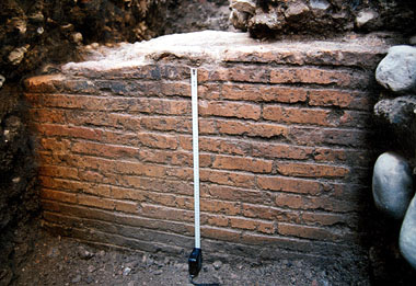 Lucca, anfiteatro romano, particolare del paramento in laterizi (scavi 1993)