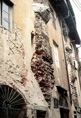 Lucca, strutture dell'anfiteatro romano, all'esterno della piazza