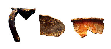 Fabbriche di Vallico, frammenti di vasellame in vetro e ceramica di età romana