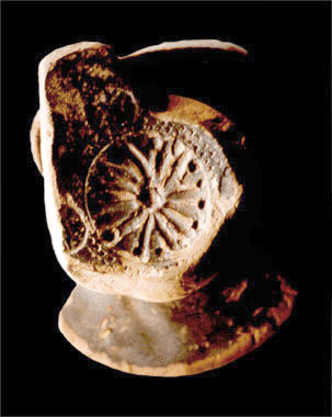 Capannori, piede di calice in ceramica a vernice nera con decorazione impressa