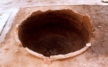 Camaiore, orcio romano in terracotta per la conservazione dell'olio