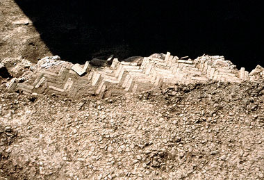 Camaiore, piani pavimentali sovrapposti nell'ambiente del torchio oleario