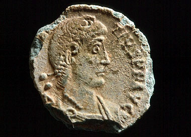 Camaiore, moneta in bronzo dell'imperatore Costanzo II