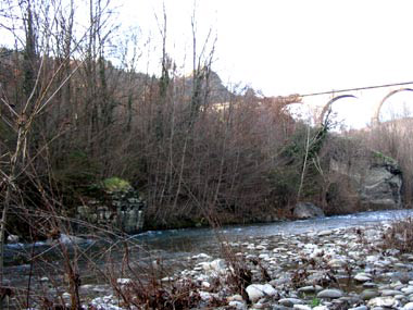 Resti del pilone; sullo sfondo il viadotto della Villetta