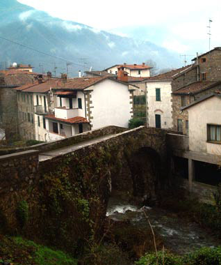 Il ponte con il paese di Calavorno
