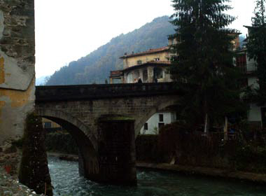 Il ponte visto da valle