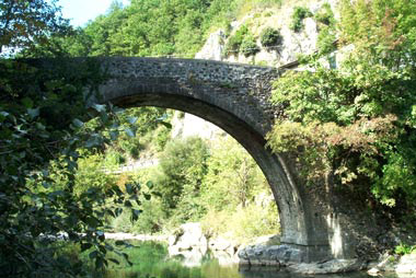 Il profilo del ponte visto da monte