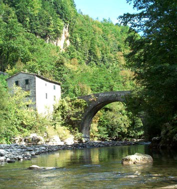 Il ponte visto da valle