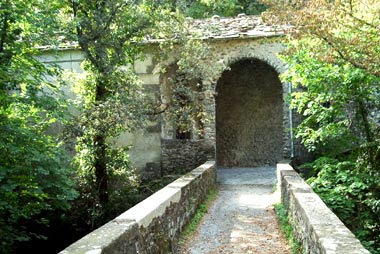 La via sul ponte e la cappella